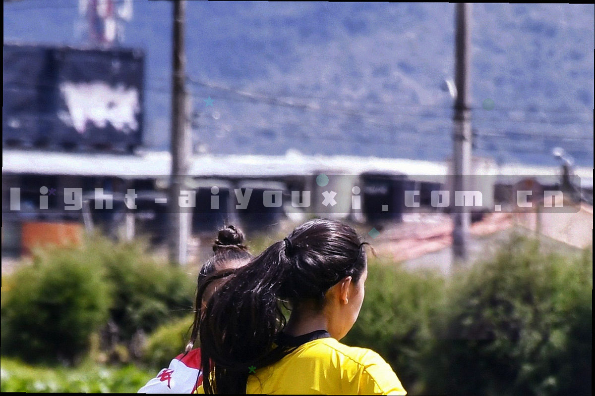 球网被击中瞬间抖动的弧线特写，浅景深